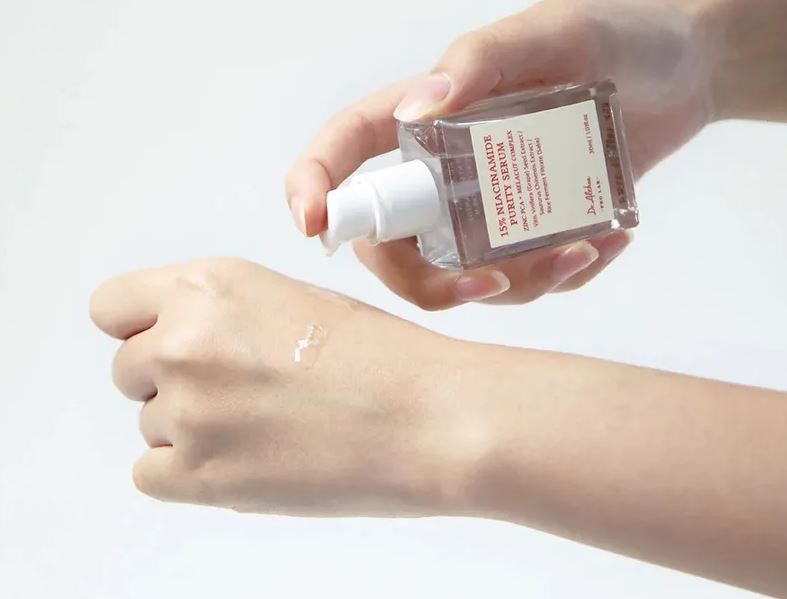 Dr. Althea Niacinamide Purity Serum – serums ar niacinamīdu ādas toņa izlīdzināšanai un dabiskam mirdzumam.
