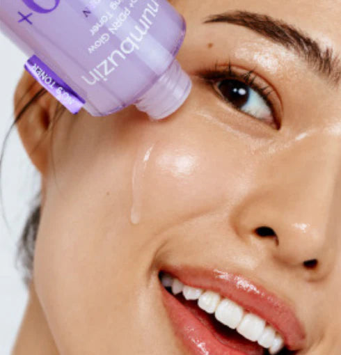 Numbuzin No.9 NAD+ PDRN Glow Boosting Toner – mitrinošs un ādas mirdzumu veicinošs toneris ar NAD+, peptīdiem un keramīdiem, kas uzlabo ādas elastību, tekstūru un piešķir “glass skin” efektu.