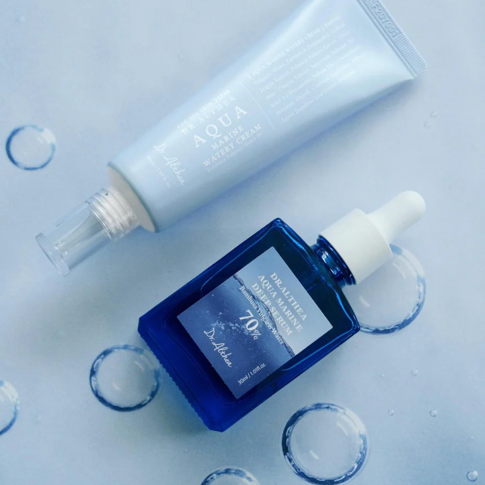 Dr. Althea Aqua Marine Deep intensīvi mitrinošs un atjaunojošs serums, kā formulas pamatā ir bambusa ūdens (70%), hialuronskābe, PDRN un citas vērtīgas sastāvdaļas. Mīkstina ādu, uzlabo tās tekstūru, izlīdzina smalkas grumbiņas un piešķir dabisku mirdzumu.