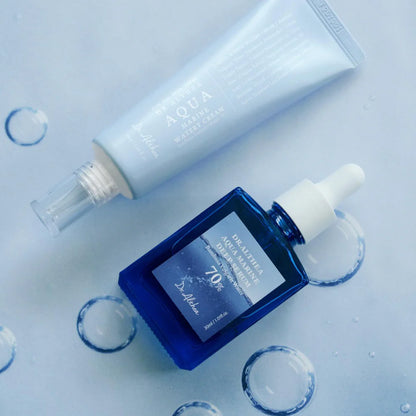 Dr. Althea Aqua Marine Deep intensīvi mitrinošs un atjaunojošs serums, kā formulas pamatā ir bambusa ūdens (70%), hialuronskābe, PDRN un citas vērtīgas sastāvdaļas. Mīkstina ādu, uzlabo tās tekstūru, izlīdzina smalkas grumbiņas un piešķir dabisku mirdzumu.