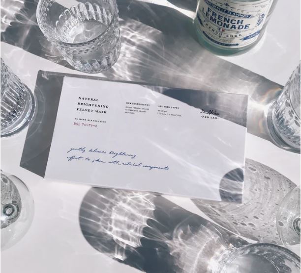 Dr. Althea Natural Brightening Velvet Mask – samtaina sejas maska ādas mirdzumam un tonusa uzlabošanai.