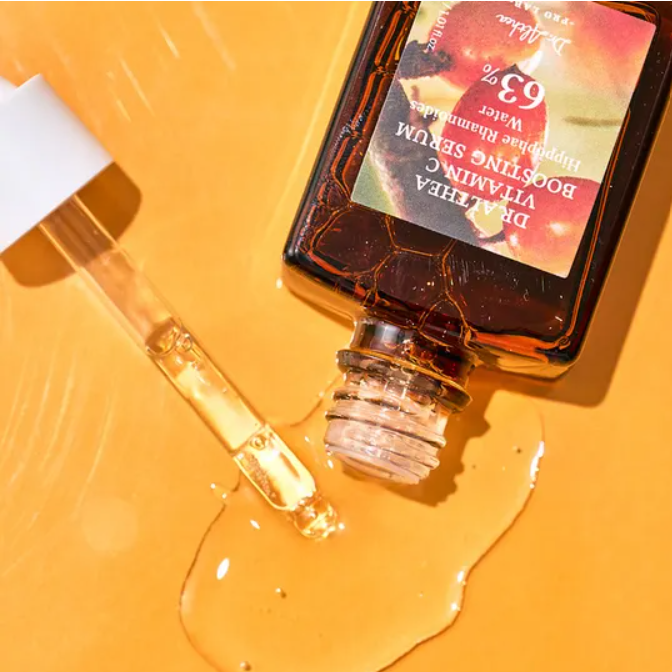 Dr. Althea serums sejas ādai ar C vitamīnu. Serumam piemīt pretiekaisuma un sejas ādas toni izlīdzinoša iedarbība. Serums efektīvi mitrina un pasargā ādu no kaitīgajiem vides faktoriem, kā arī palēnina šūnu novecošanās procesus.  
Serumam piemīt viegla tekstūra un tas neatstāj lipīguma sajūtu.