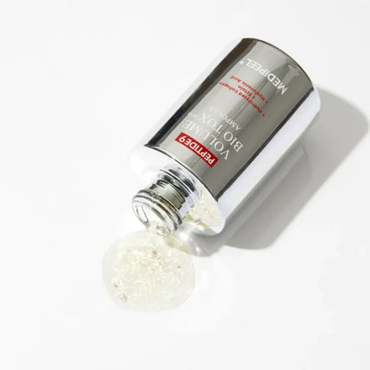 MEDI-PEEL Peptide 9 Volume Bio Tox Ampoule Pro — koncentrēta pretnovecošanās ampula ar 9 peptīdu kompleksu, kolagēnu un hialuronskābi. Palīdz uzlabot ādas elastību, samazināt grumbu redzamību un nodrošina intensīvu mitrināšanu. Āda kļūst gludāka, tvirtāka un starojošāka. Piemērota sausai, nogurušai un elastību zaudējušai ādai.