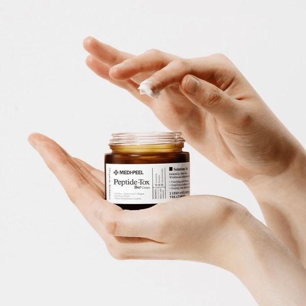 Medi-Peel Peptide-Tox Bor Cream liftinga sejas krēms ar peptīdiem, kolagēnu un hialuronskābi intensīvai ādas mitrināšanai un grumbu izlīdzināšanai. Krēms palīdz uzlabot ādas elastību, tvirtumu un samazināt novecošanās pazīmes, piešķirot ādai gludāku un jauneklīgāku izskatu. 