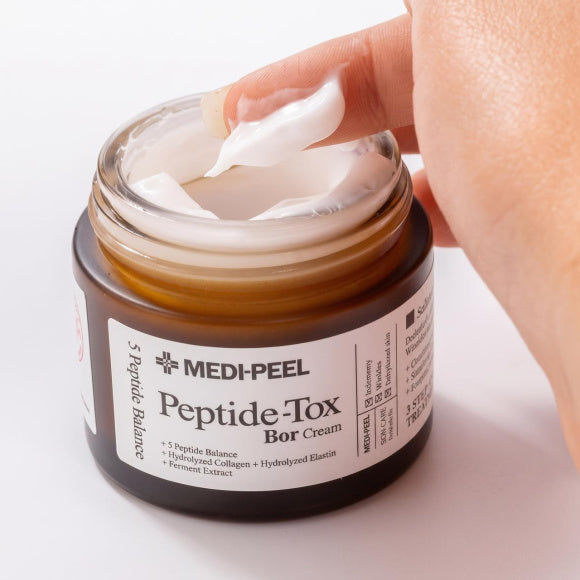 Medi-Peel Peptide-Tox Bor Cream liftinga sejas krēms ar peptīdiem, kolagēnu un hialuronskābi intensīvai ādas mitrināšanai un grumbu izlīdzināšanai. Krēms palīdz uzlabot ādas elastību, tvirtumu un samazināt novecošanās pazīmes, piešķirot ādai gludāku un jauneklīgāku izskatu. 