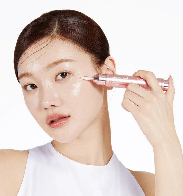 Medicube Collagen Glow Booster serums ar mitrinošu un mirdzumu piešķirošu efektu. Serums izlīdzina sejas ādas toni, mazina pigmentāciju, sašaurina poras, kā arī novērš grumbiņu rašanos, padarot ādu gludu un mīkstu.