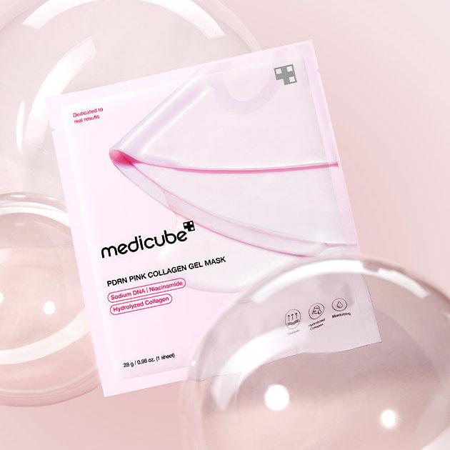 Medicube PDRN Pink Collagen hidrogēla sejas maska rozā krāsā. Maska bagātināta ar PDRN, kolagēnu, niacinamīdu un peptīdiem, lai intensīvi mitrinātu ādu, uzlabotu tās tvirtumu un piešķirtu mirdzumu. Krāsu mainošā hidrogēla formula pakāpeniski kļūst caurspīdīga, maskai absorbējoties ādā.