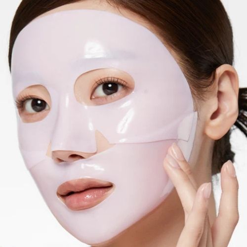 Medicube PDRN Pink Collagen hidrogēla sejas maska rozā krāsā. Maska bagātināta ar PDRN, kolagēnu, niacinamīdu un peptīdiem, lai intensīvi mitrinātu ādu, uzlabotu tās tvirtumu un piešķirtu mirdzumu. Krāsu mainošā hidrogēla formula pakāpeniski kļūst caurspīdīga, maskai absorbējoties ādā.