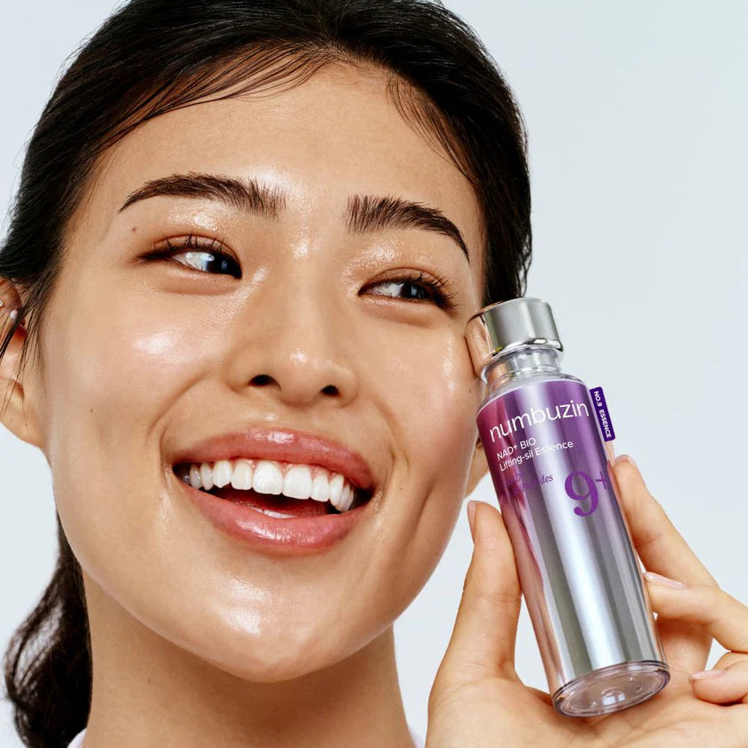 Numbuzin No.9 NAD+ Bio Lifting Essence – nostiprinoša un mitrinoša sejas esence ar NAD+, 50 peptīdiem un antioksidantiem, kas uzlabo ādas elastību, samazina grumbas un piešķir mirdzošu, gludu “glass skin” efektu.