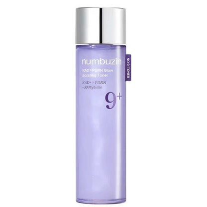 Numbuzin No.9 NAD+ PDRN Glow Boosting Toner – mitrinošs un ādas mirdzumu veicinošs toneris ar NAD+, peptīdiem un keramīdiem, kas uzlabo ādas elastību, tekstūru un piešķir “glass skin” efektu.