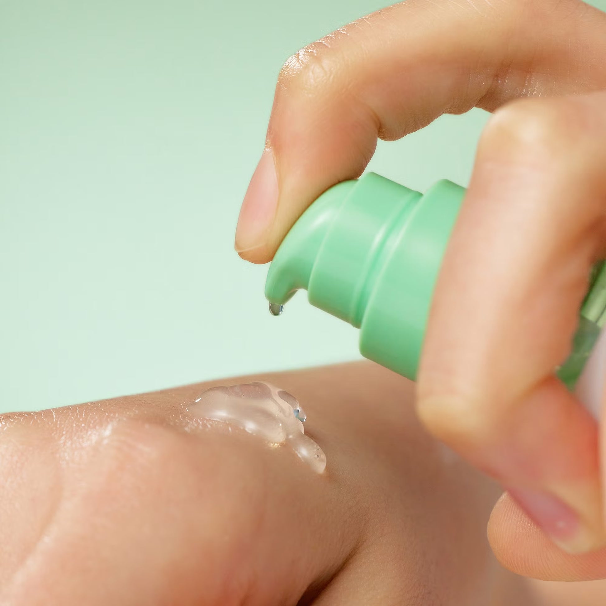 Purito Wonder Releaf Centella serums - bagātināts ar Āzijas centellu un sastāvdaļām, kas atbalsta ādas aizsargbarjeru, tas palīdz nomierināt kairinātu ādu, mazināt apsārtumu un stiprināt tās dabisko aizsardzību. Vieglā, nelipīgā tekstūra nodrošina patīkamu lietošanu ikdienā.