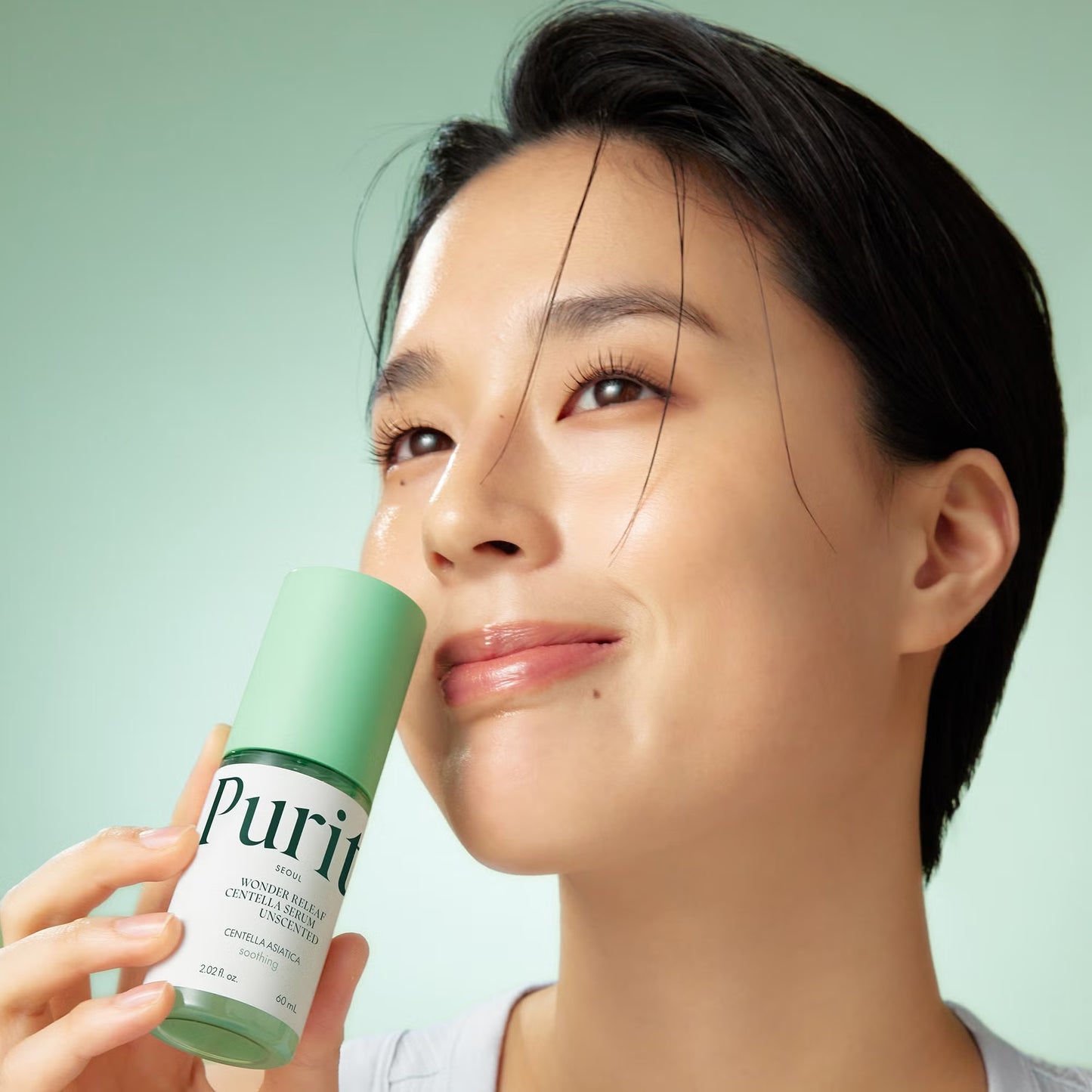 Purito Wonder Releaf Centella serums - bagātināts ar Āzijas centellu un sastāvdaļām, kas atbalsta ādas aizsargbarjeru, tas palīdz nomierināt kairinātu ādu, mazināt apsārtumu un stiprināt tās dabisko aizsardzību. Vieglā, nelipīgā tekstūra nodrošina patīkamu lietošanu ikdienā.
