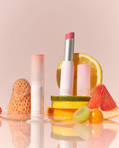 Romand Glasting Melting Balm - mitrinošs lūpu balzams ar krēmīgu tekstūru un glancētu spīdumu.