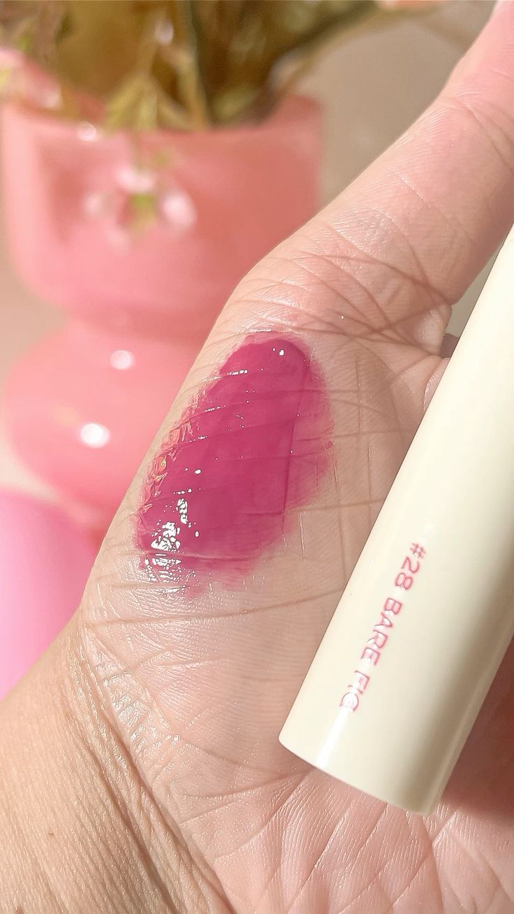 Romand Juicy Lasting Tint - lūpu tinte ar aplikatoru un ilgnoturīgu, spīdīgu efektu. Vēss vīģu tonis.