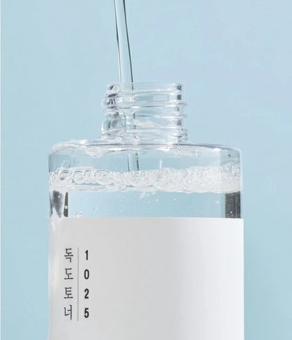 Round Lab Time Deal 1025 Dokdo mitrinošs toneris ar pīlinga efektu. 
Maigā formula izlīdzina ādas tekstūru, stimulējot atmirušo ādas šūnu pīlingu, kā arī mazina kairinājumu. Piemērots jutīgai ādai.