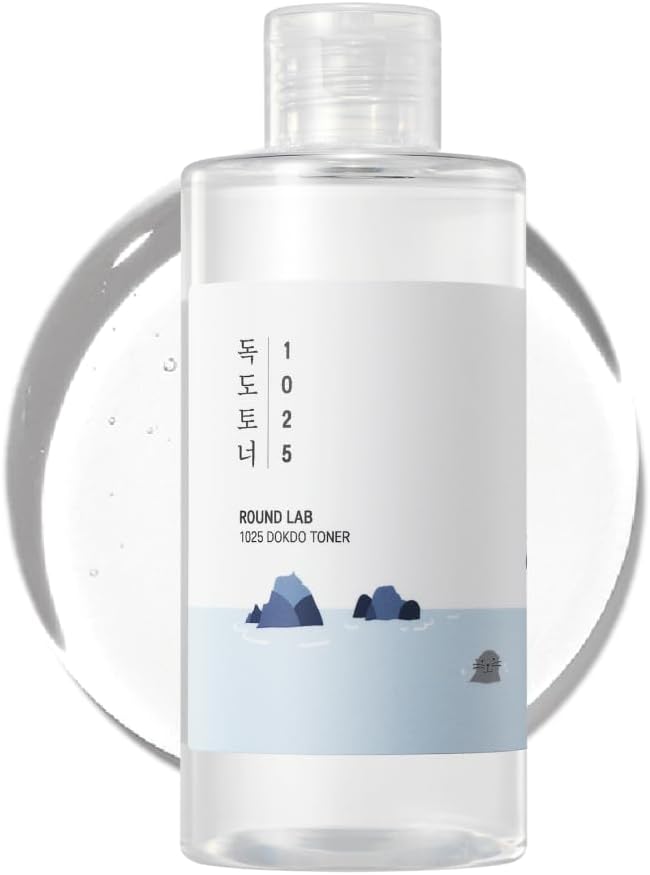 Round Lab Time Deal 1025 Dokdo mitrinošs toneris ar pīlinga efektu. 
Maigā formula izlīdzina ādas tekstūru, stimulējot atmirušo ādas šūnu pīlingu, kā arī mazina kairinājumu. Piemērots jutīgai ādai.
